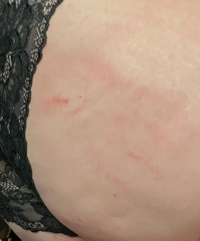 Büsra, 28
