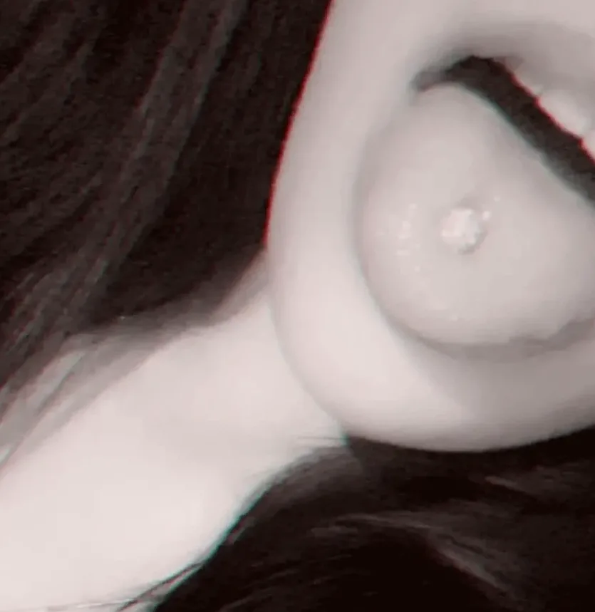 Zeynep, 25